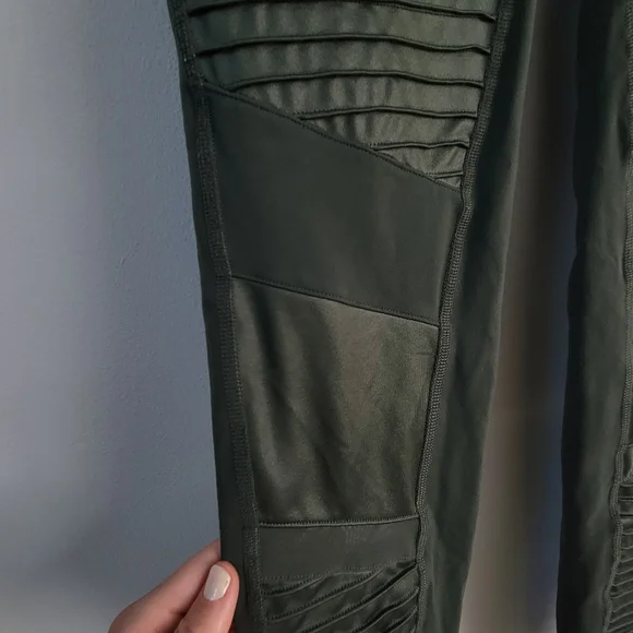 Alo Yoga Moto Legging Ribbed Green Women's Size Large Gym Athleisure Sporty - Picture 7 of 9